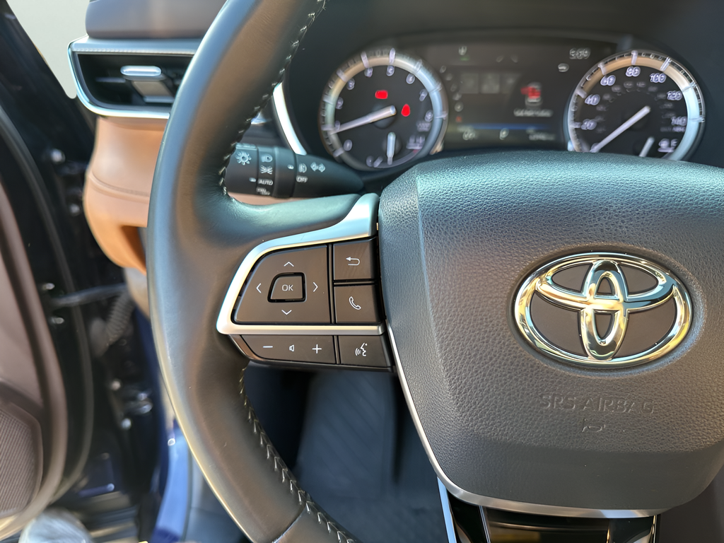 Used Car 2022 Toyota Highlander  Platinum For Sale Under $40,000 In Austin, Texas