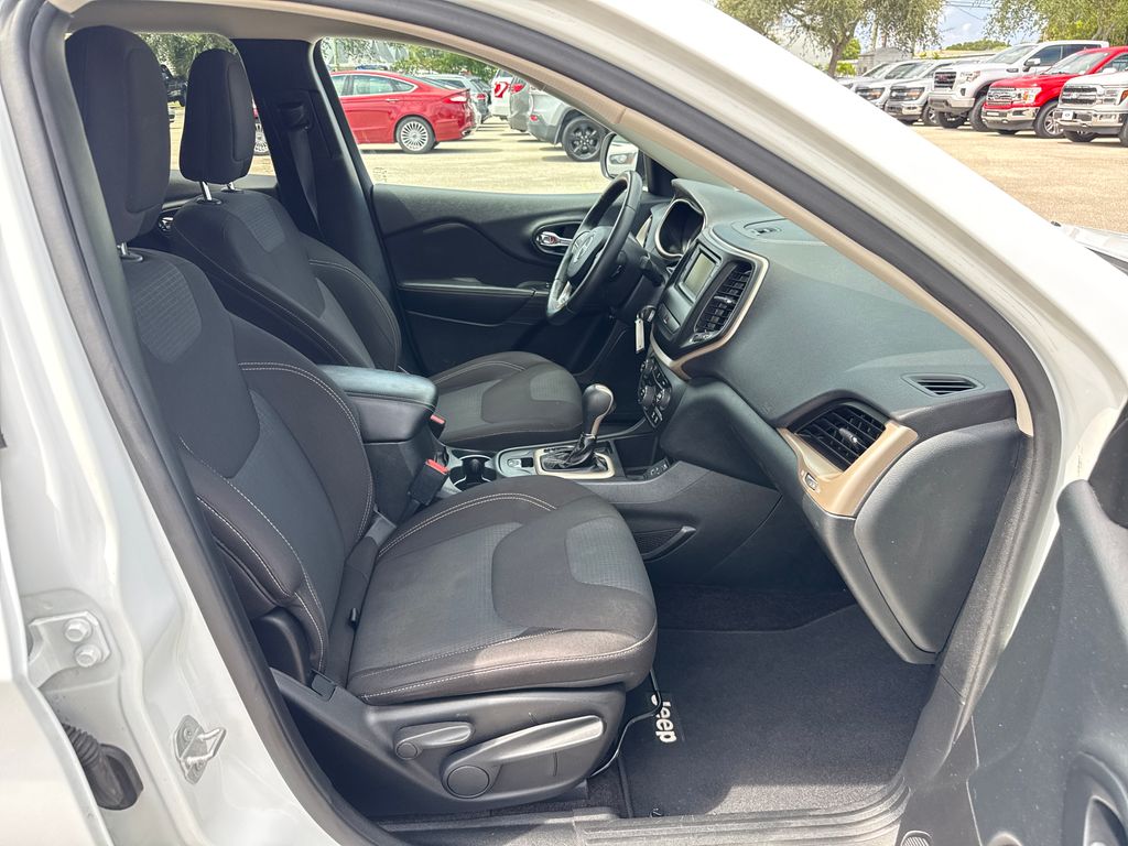 Used 2016 White Jeep Latitude image 23