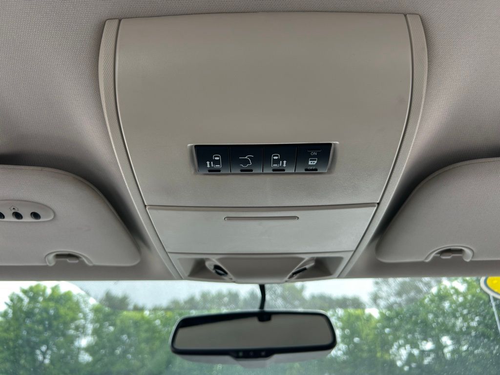 Thumbnail: 2016 Chrysler Town & Country - 13