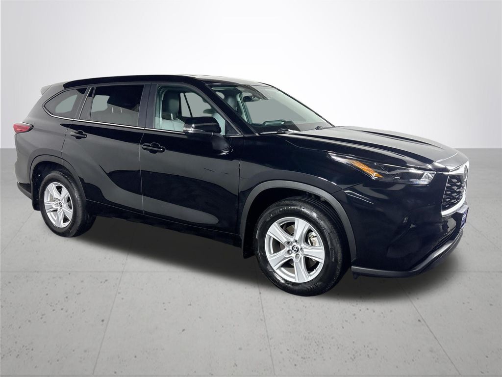 2023 Toyota Highlander LE photo 4