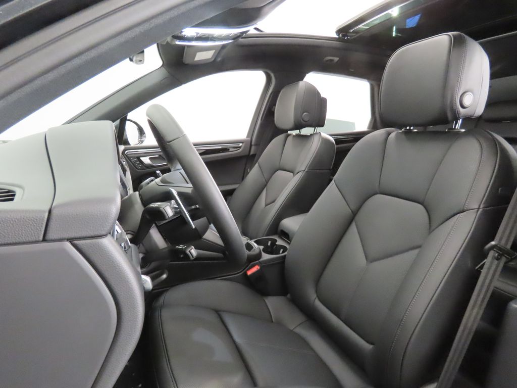Thumbnail: 2026 Porsche Macan - 5