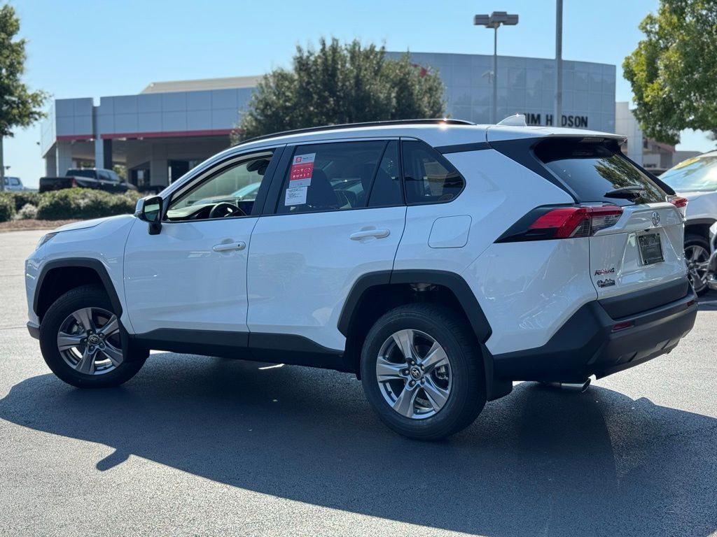 2025 Toyota RAV4 XLE photo 7