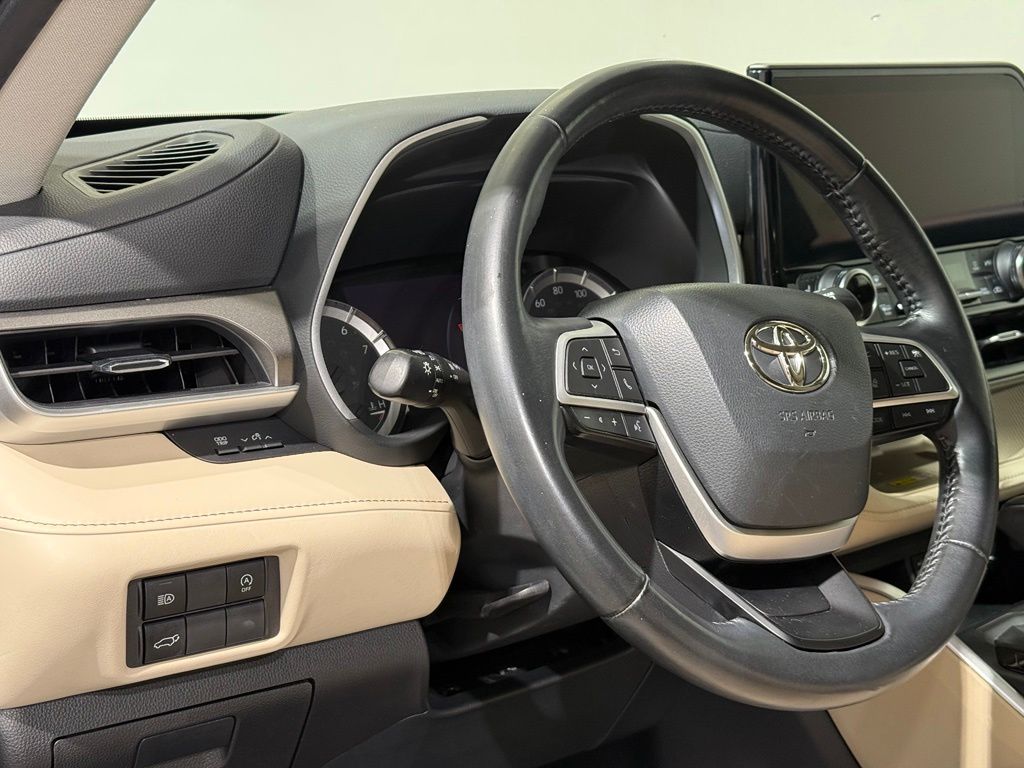 Thumbnail: 2023 Toyota Highlander - 17