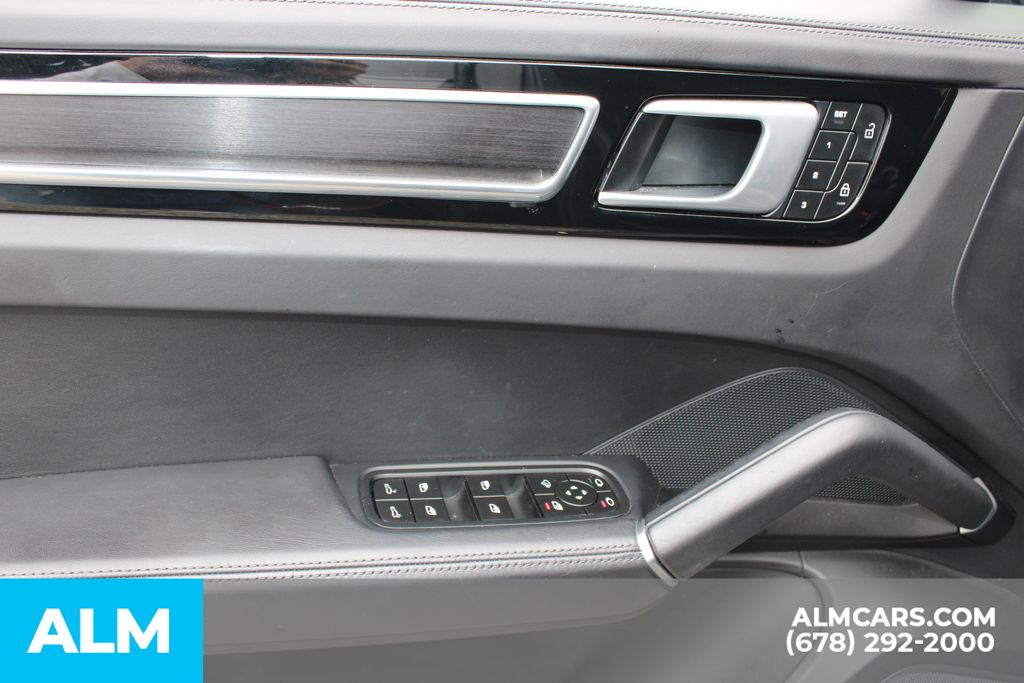 Used 2022  Porsche GTS image 16