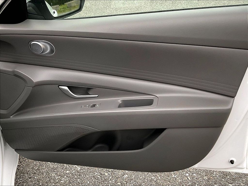 2024 Hyundai Elantra — photo 12