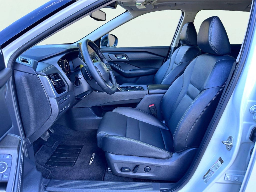 Certified Used 2025 Everest White Pearl/Super Black Nissan SL image 14