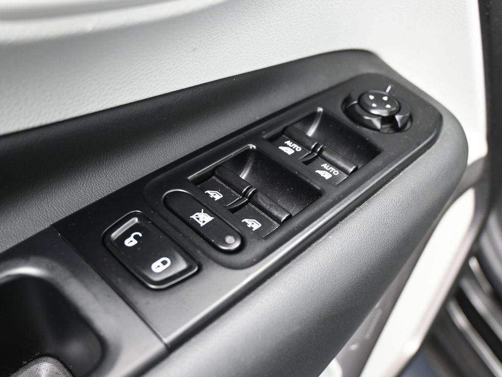 Used 2022 Black Clearcoat Jeep Latitude image 30