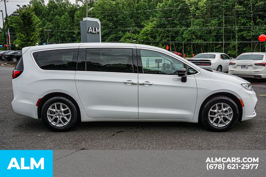 2024 Chrysler Pacifica Touring L photo 8