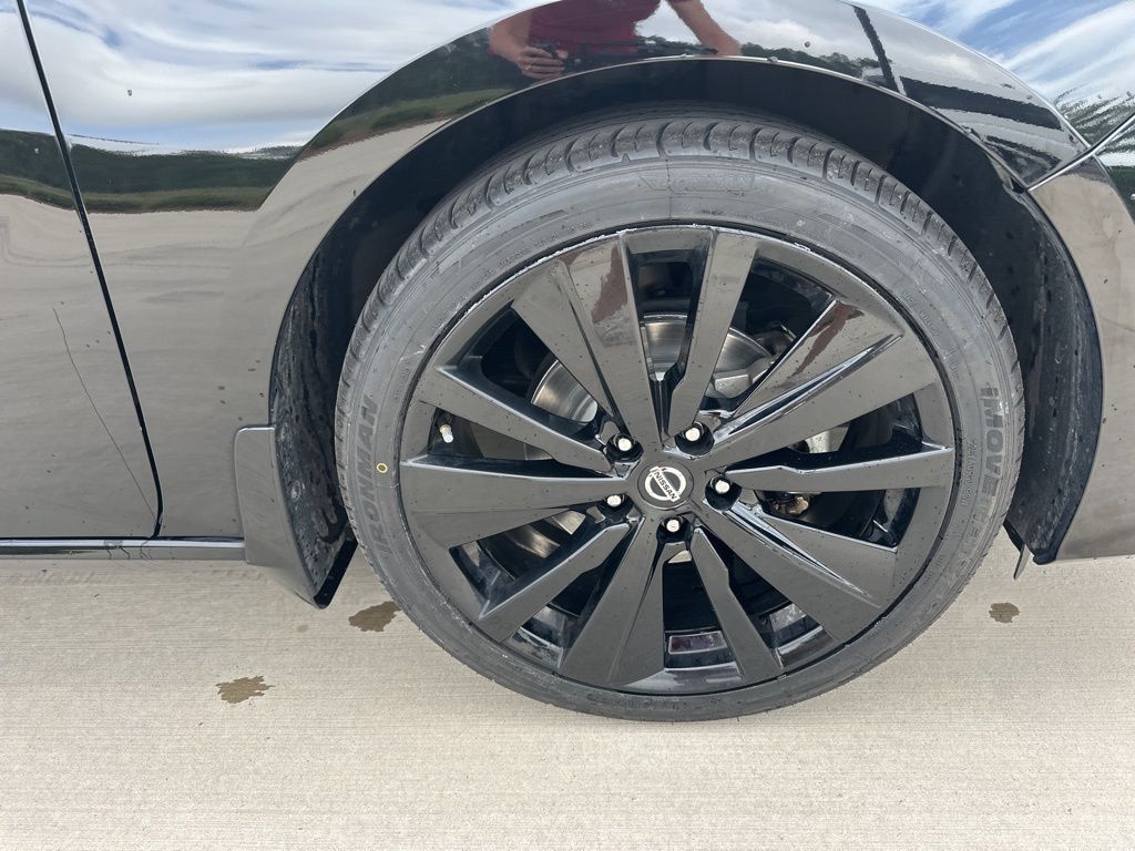 2022 Super Black Clearcoat Nissan Altima 2.5 SR FWD Sedan
