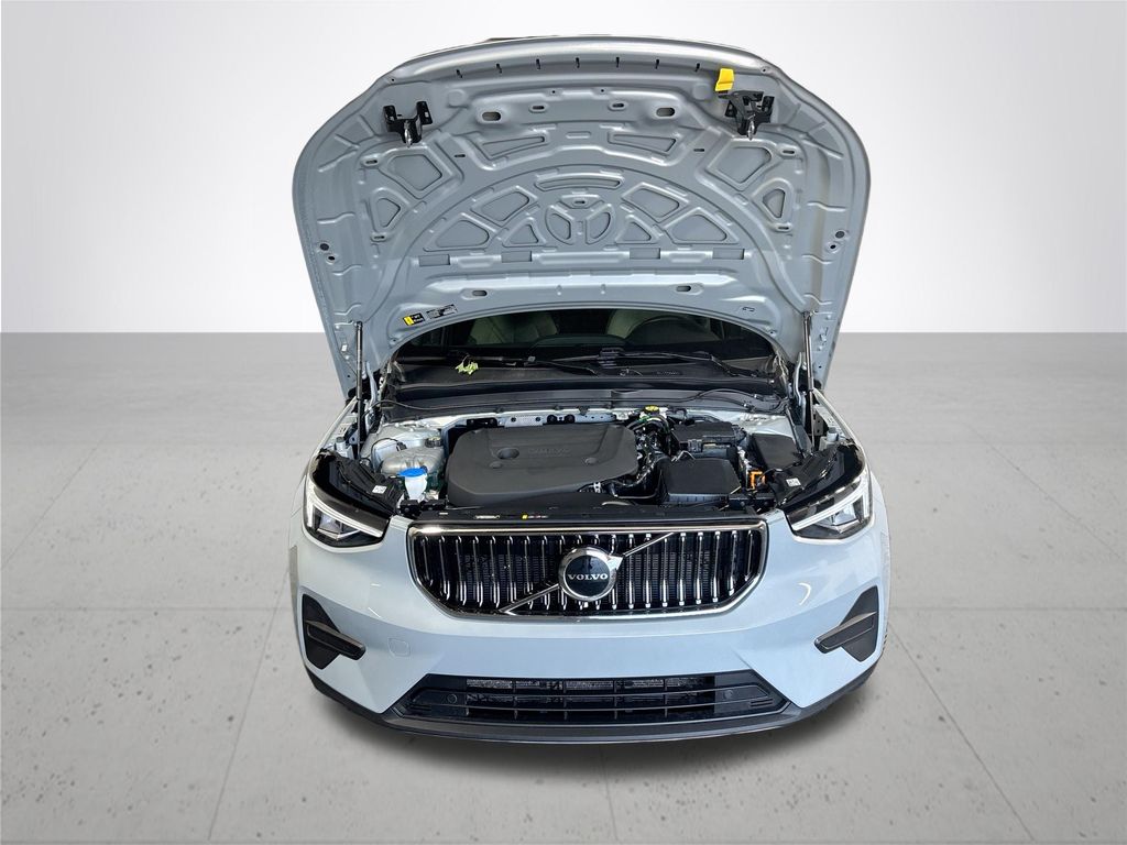 2025 Volvo XC40 B5 Core
