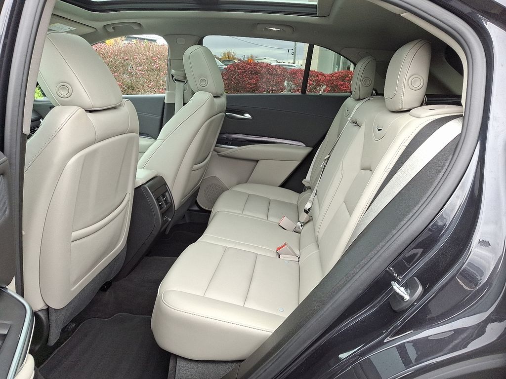 Thumbnail: 2022 Cadillac XT4 - 10