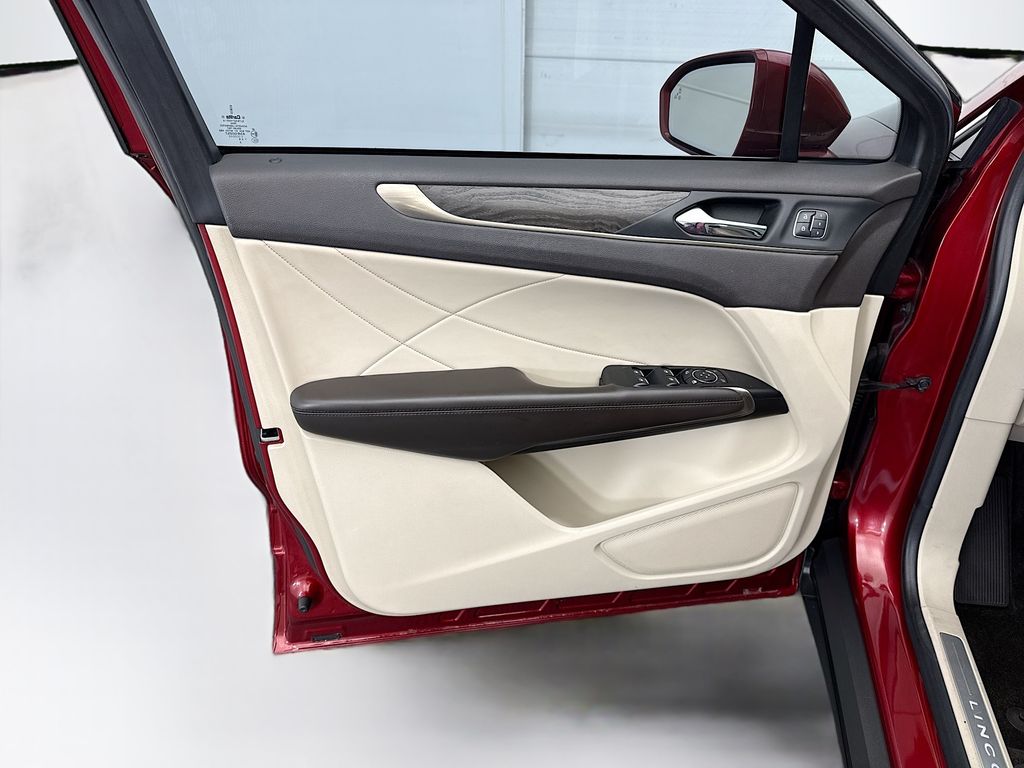 Thumbnail: 2017 Lincoln MKC - 23