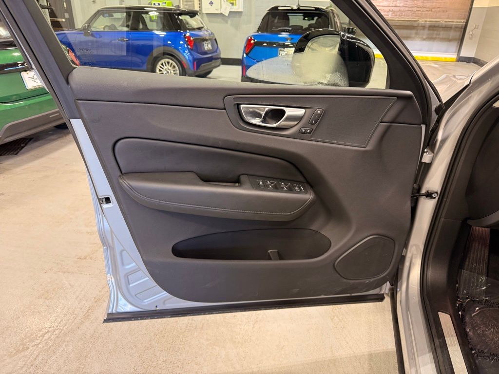 Thumbnail: 2025 Volvo XC60 - 10