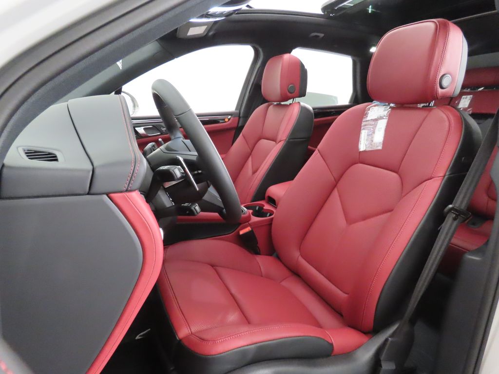 Thumbnail: 2026 Porsche Macan - 5