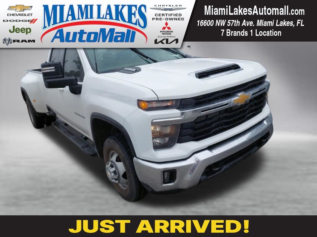 Summit White 2025 Chevrolet Silverado 3500HD Pickup Truck Four-Wheel Drive Automatic