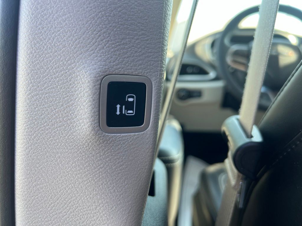 Used 2023 Chrysler Pacifica Van