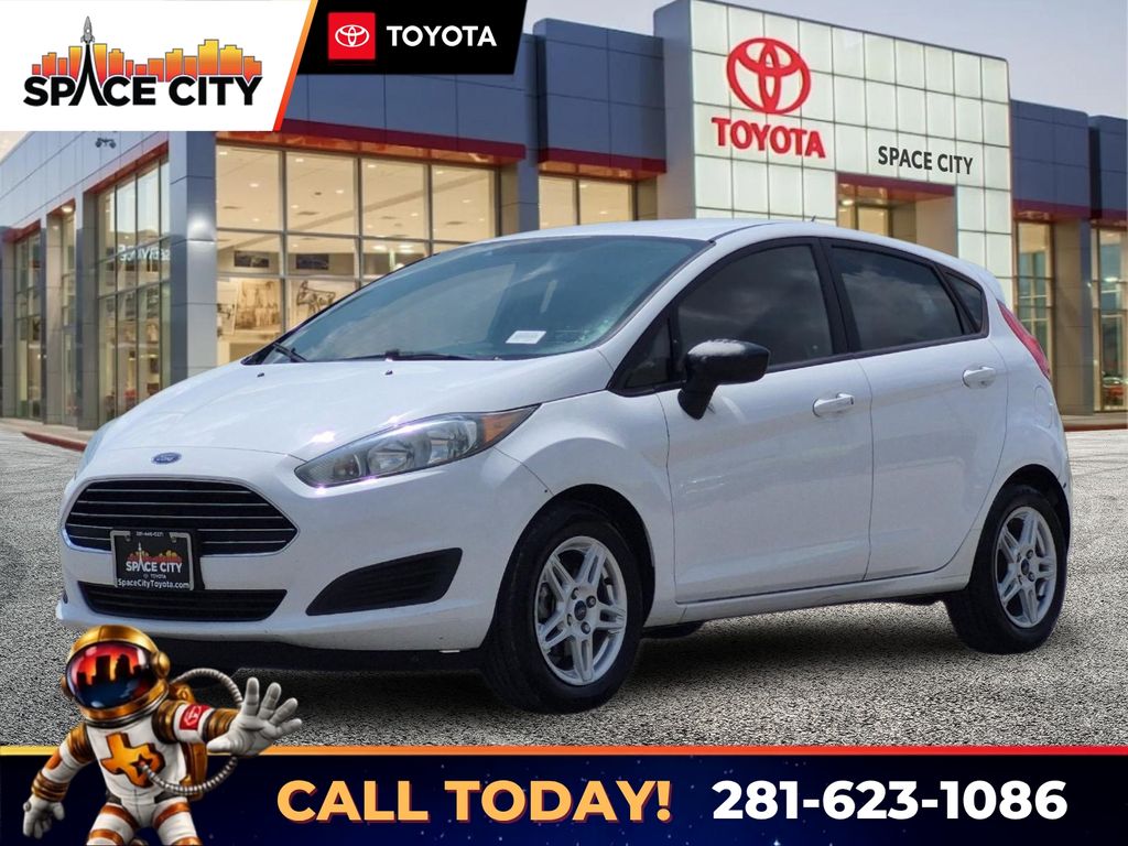Oxford White 2017 Ford Fiesta Hatchback Front-Wheel Drive 5-Speed Manual