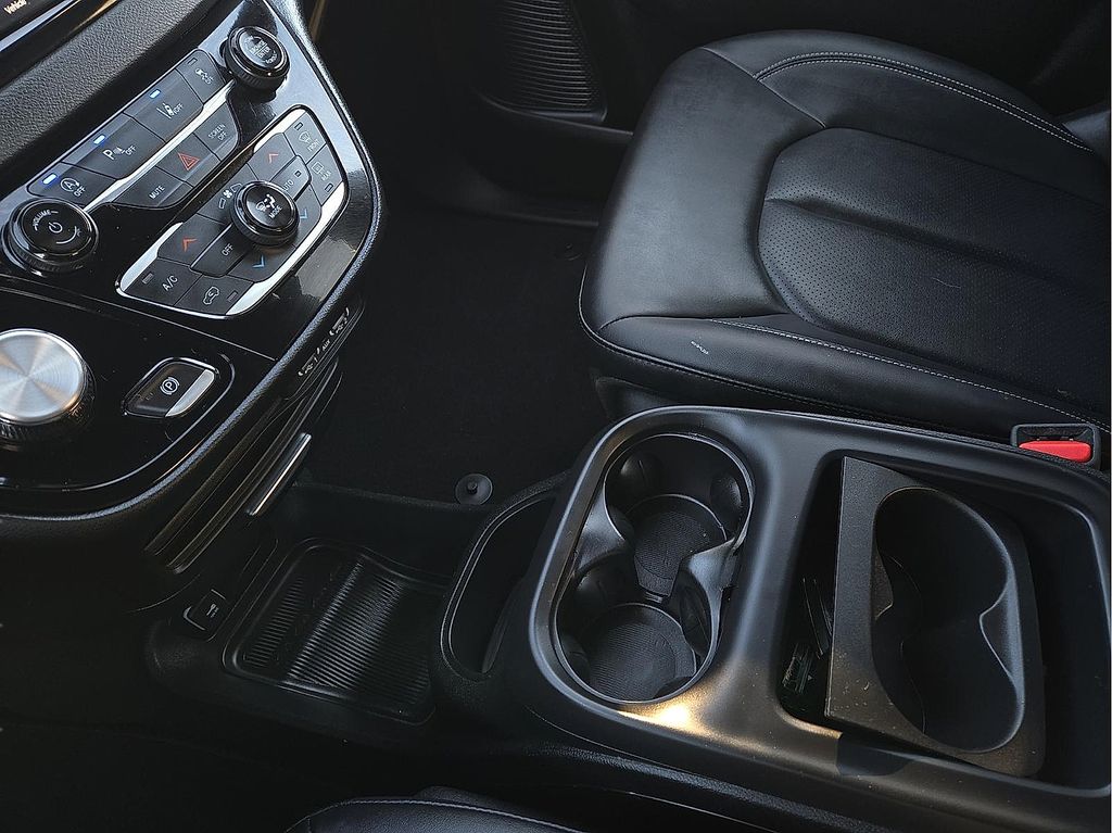 Used 2025 Chrysler Pacifica For Sale in Farmington, AR