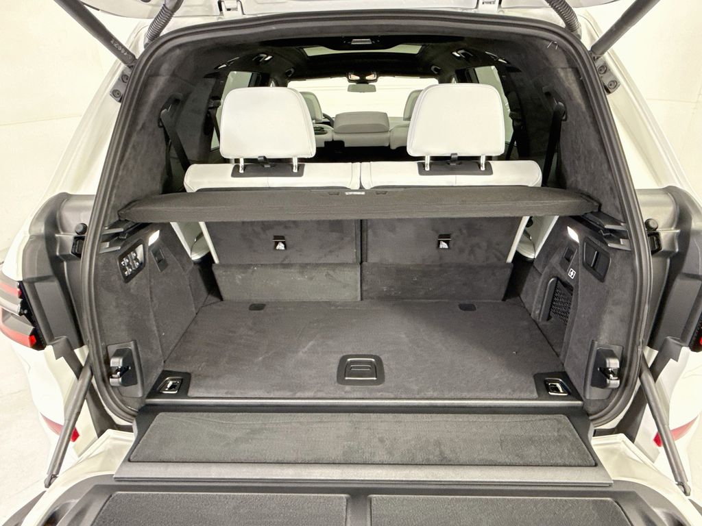 Thumbnail: 2027 BMW X7 - 28