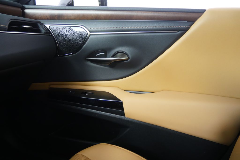 2023 Lexus ES  31