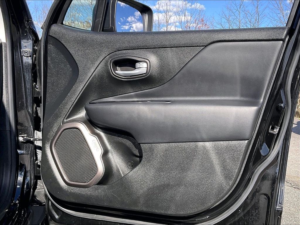 2023 Jeep Renegade — photo 11