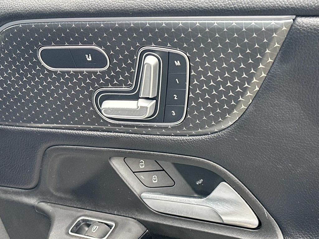 Thumbnail: 2025 Mercedes-Benz GLB - 20