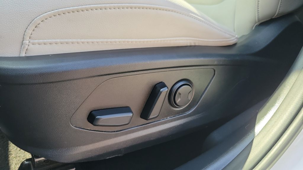 Certified Used 2025 White Hyundai SEL Convenience image 16