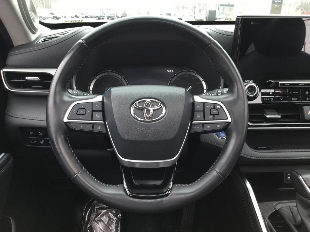 Thumbnail: 2022 Toyota Highlander - 21