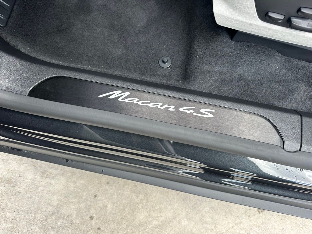 Thumbnail: 2026 Porsche Macan - 23