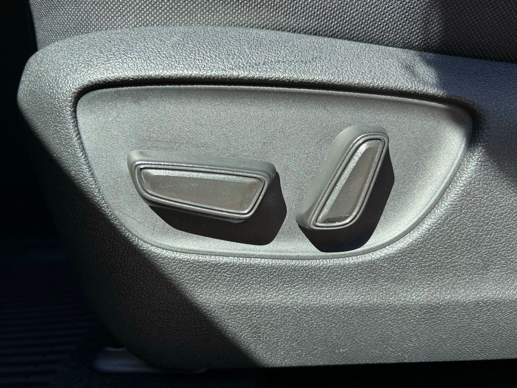 Thumbnail: 2023 Toyota Highlander - 17