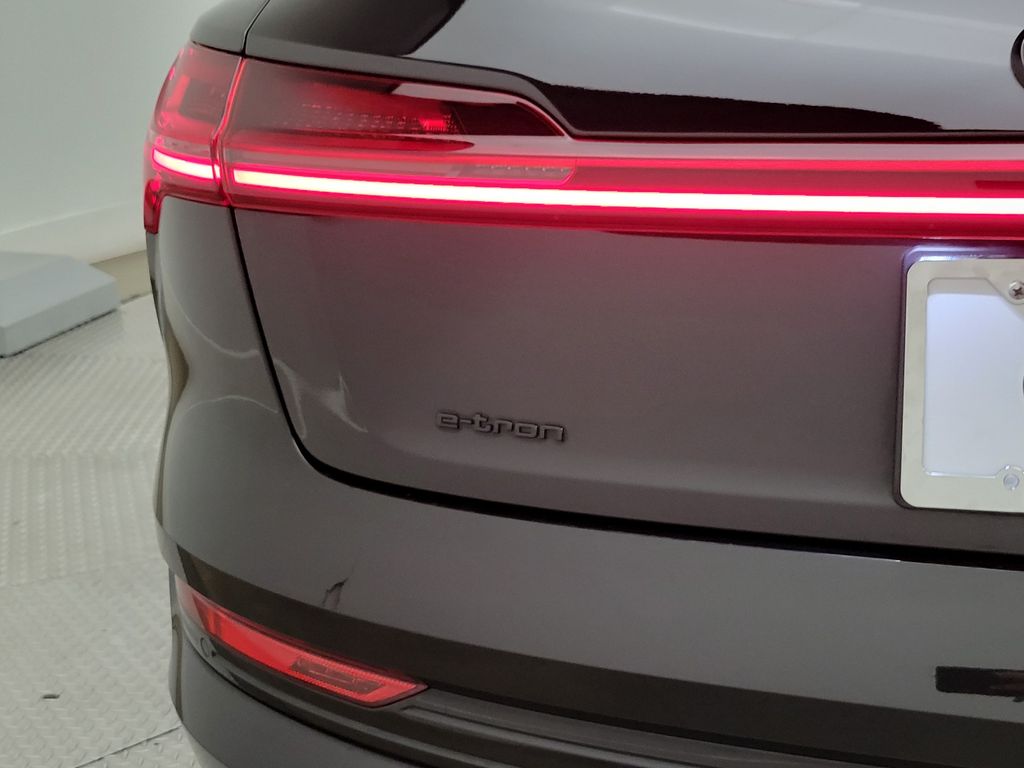 Thumbnail: 2023 Audi e-tron - 9
