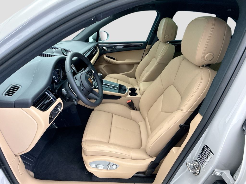 Thumbnail: 2026 Porsche Macan - 5