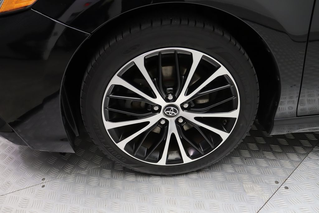 2019 Toyota Camry SE 4
