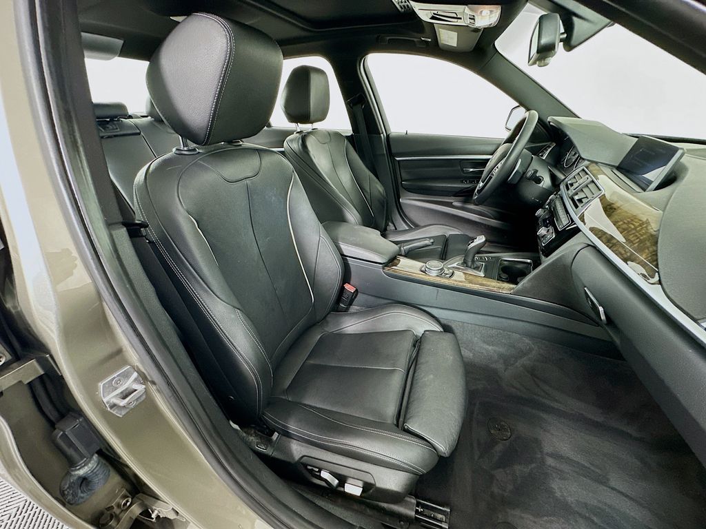 Thumbnail: 2016 BMW 3 Series - 28