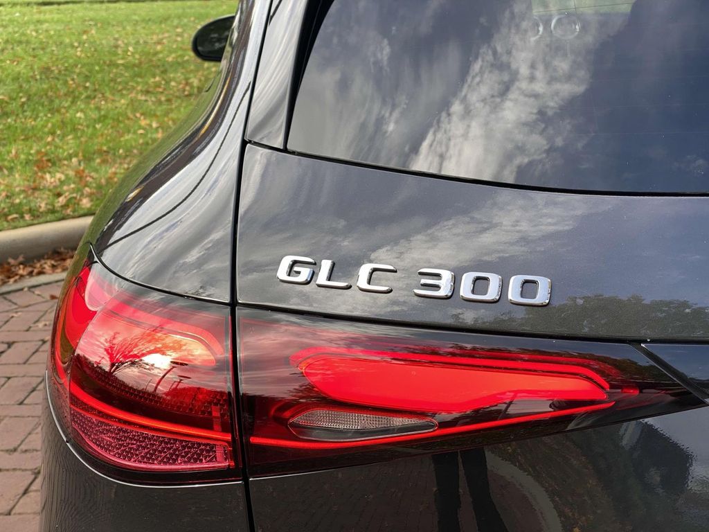 2025 Mercedes-Benz GLC 300 8