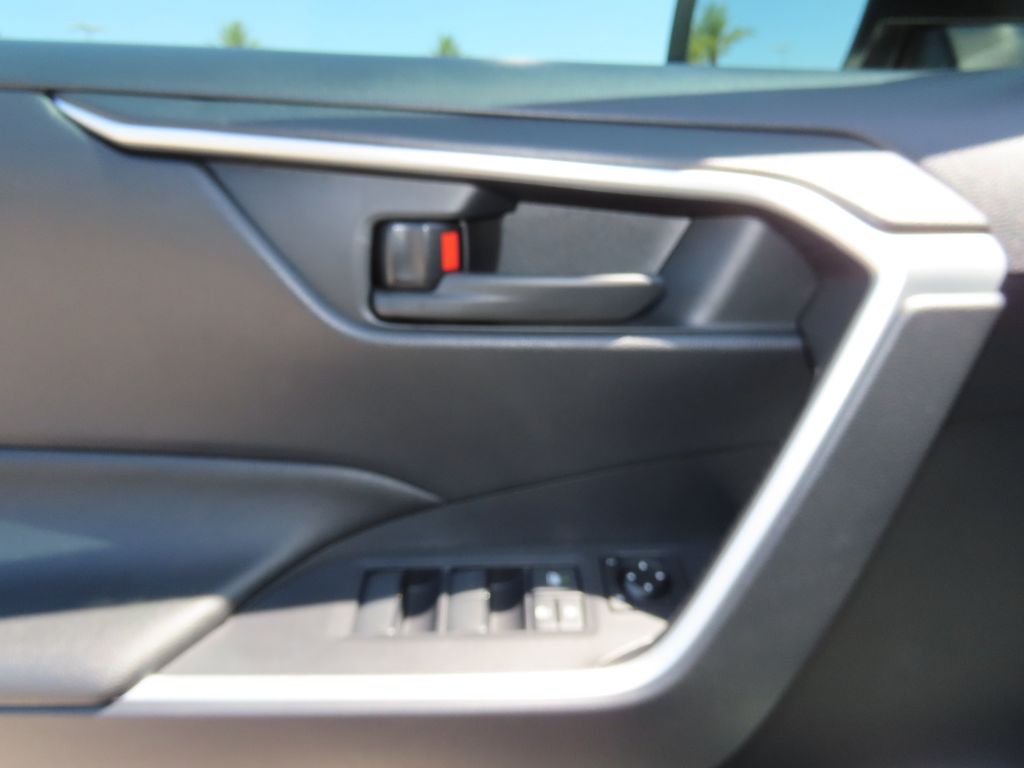 2025 Toyota RAV4 LE 22