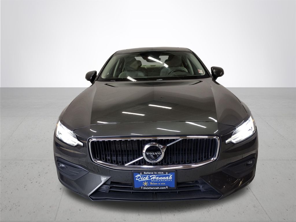2021 Volvo S60 T6 Momentum