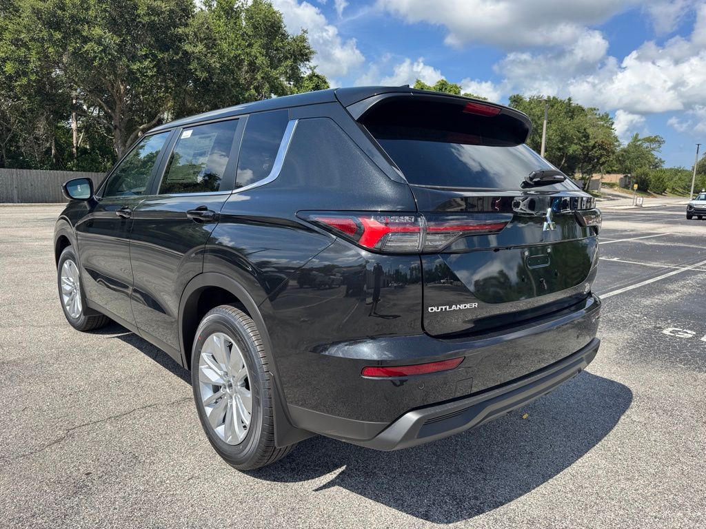 2025 Mitsubishi Outlander ES photo 5