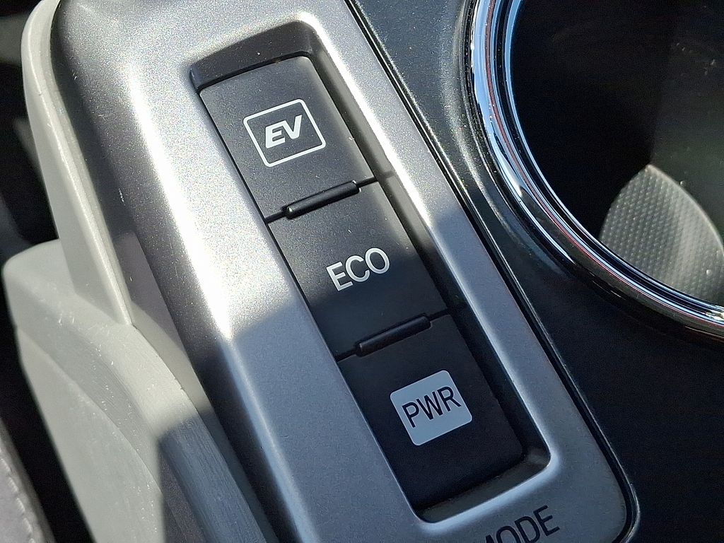 2015 Toyota Prius v Three 26