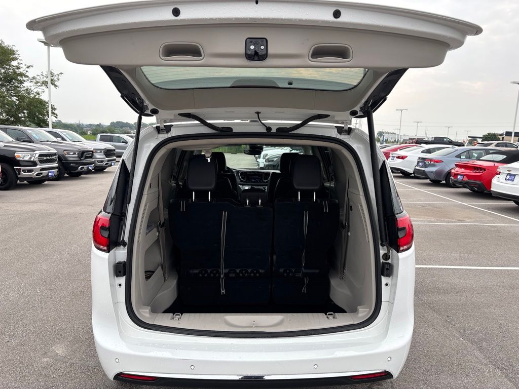 Used 2023 Chrysler Pacifica Van