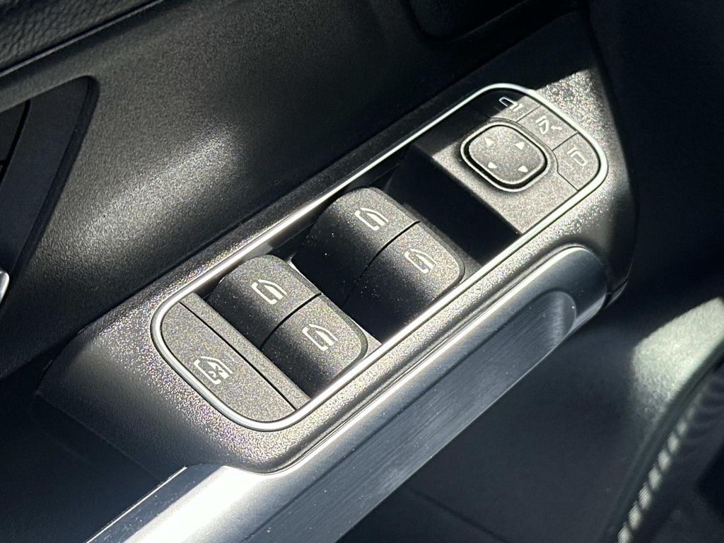 Thumbnail: 2022 Mercedes-Benz GLB - 28