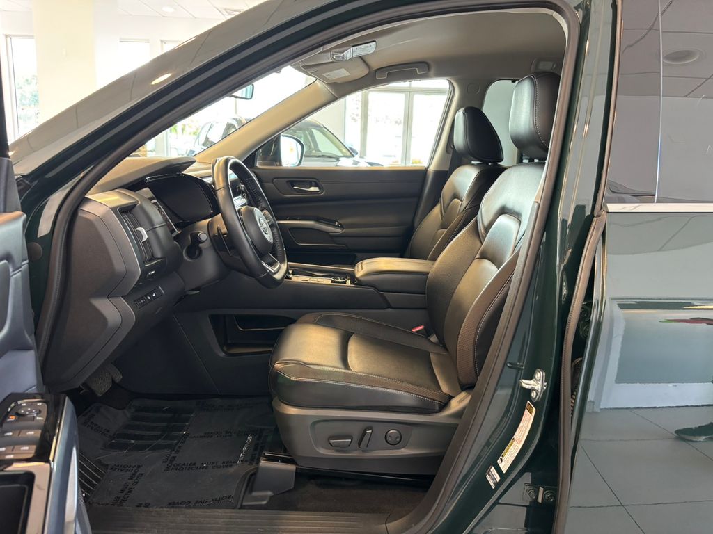 2024 Nissan Pathfinder SL
