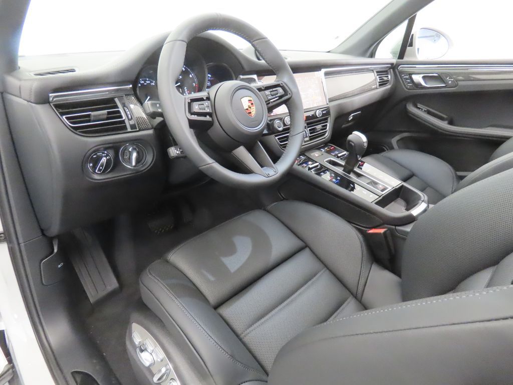 Thumbnail: 2026 Porsche Macan - 4