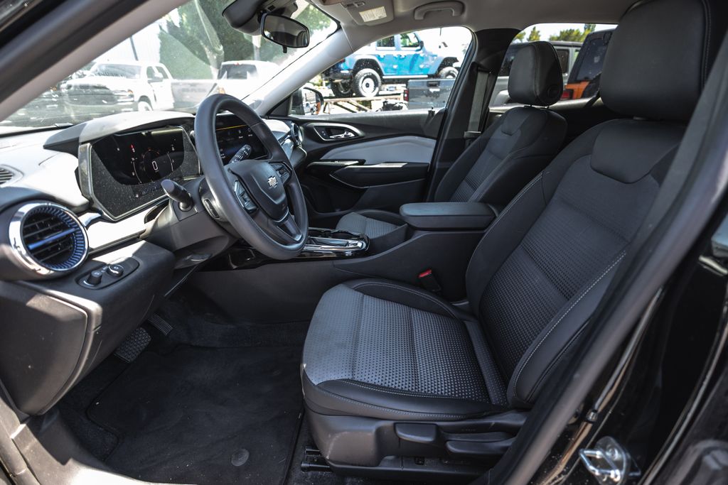 2024 Chevrolet Trax LT thumbnail 18