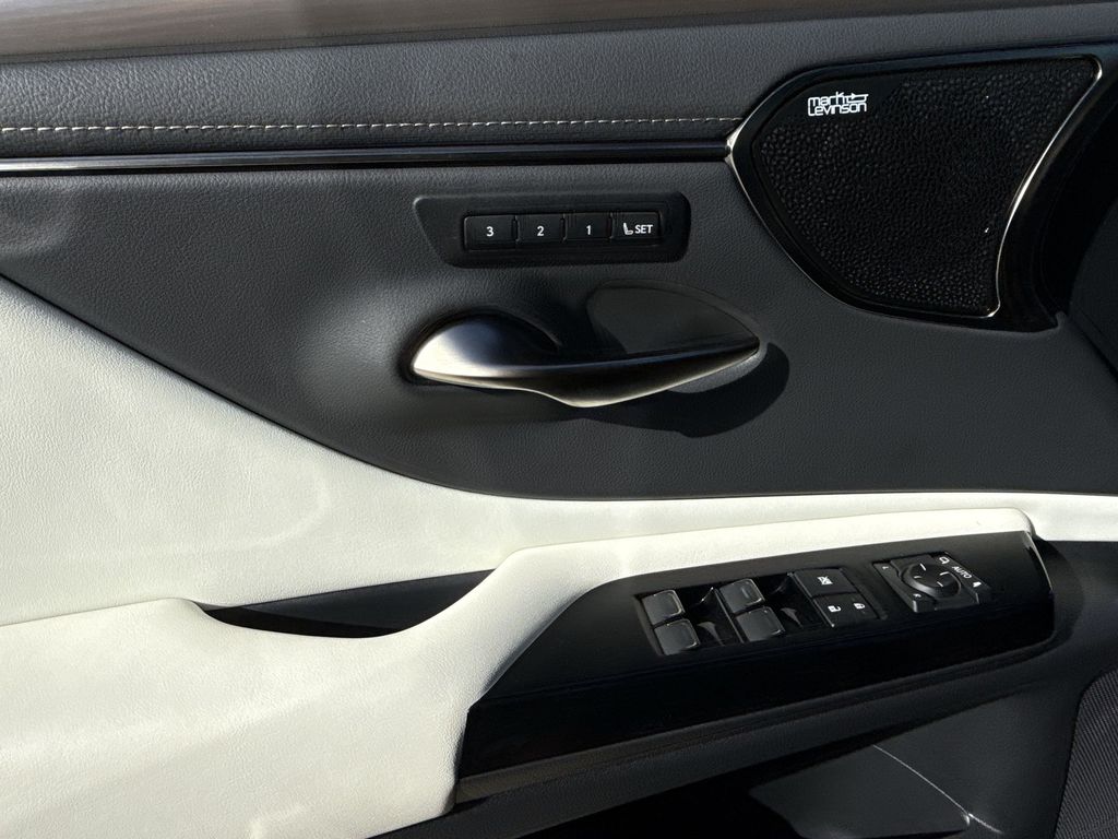 Thumbnail: 2023 Lexus ES - 29