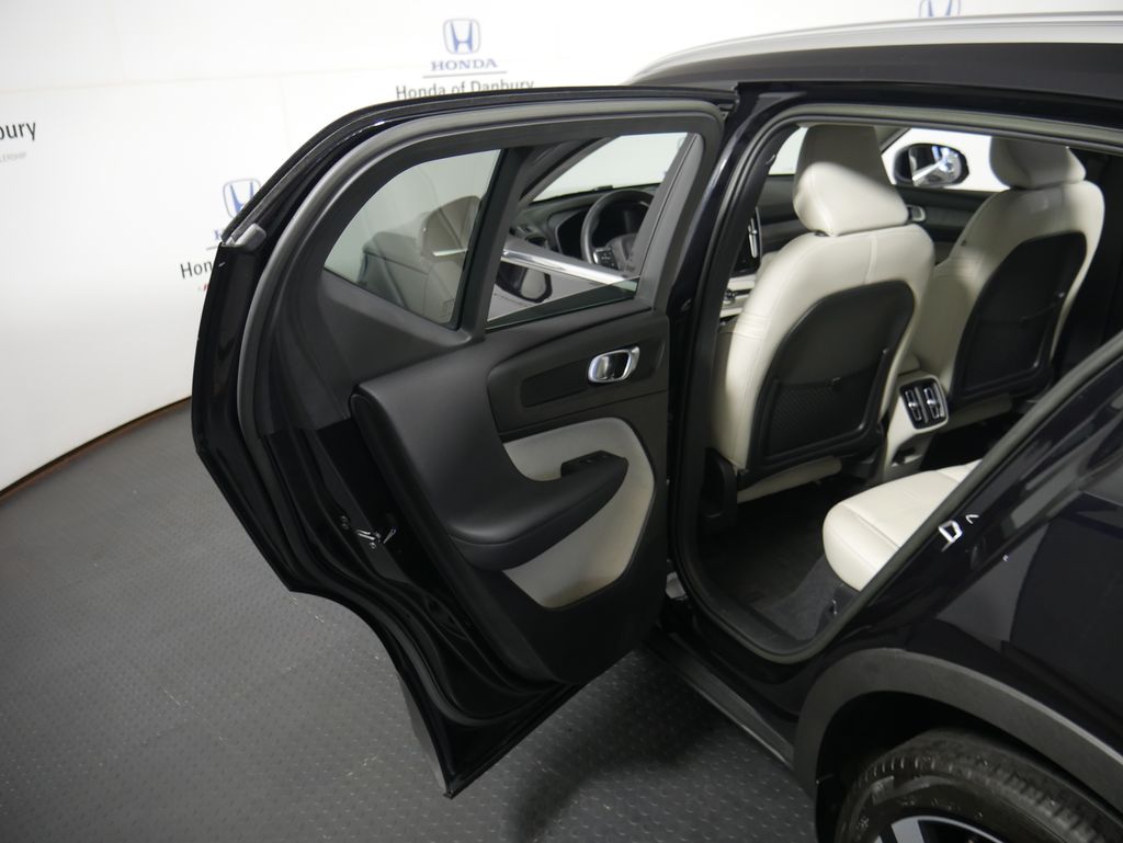 Thumbnail: 2023 Volvo XC40 - 9