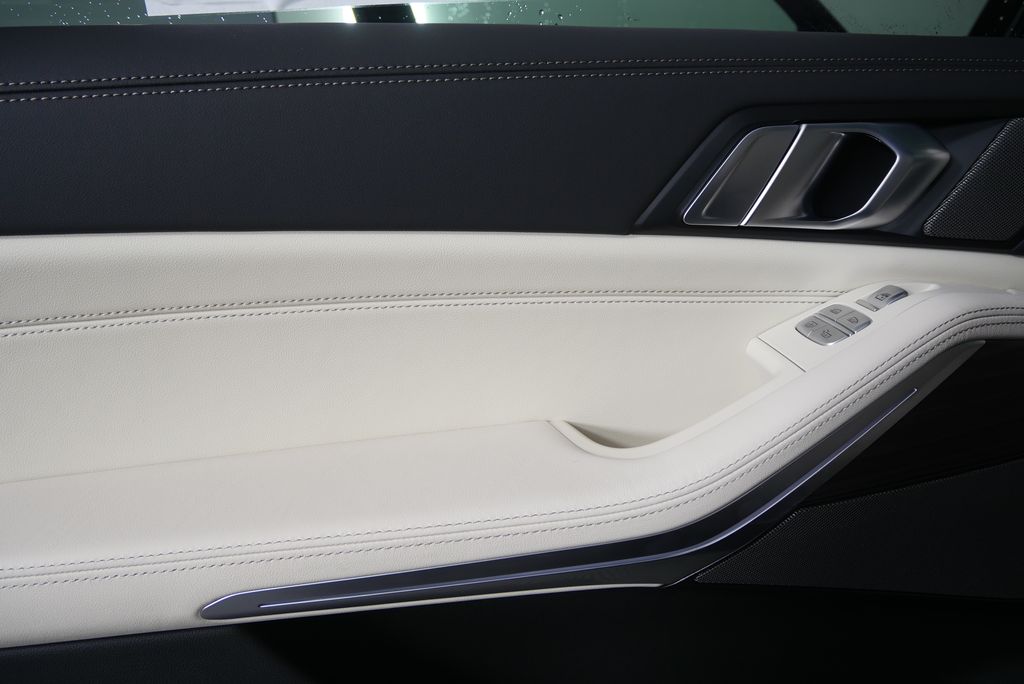 Thumbnail: 2026 BMW X7 - 13