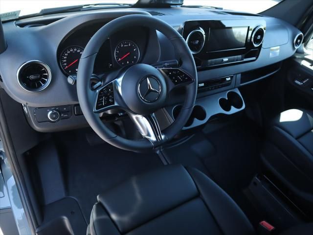 Thumbnail: 2025 Mercedes-Benz Sprinter - 10