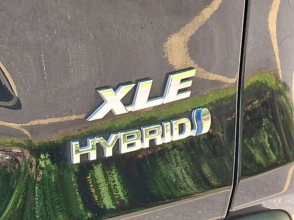 2021 Toyota RAV4 XLE 32