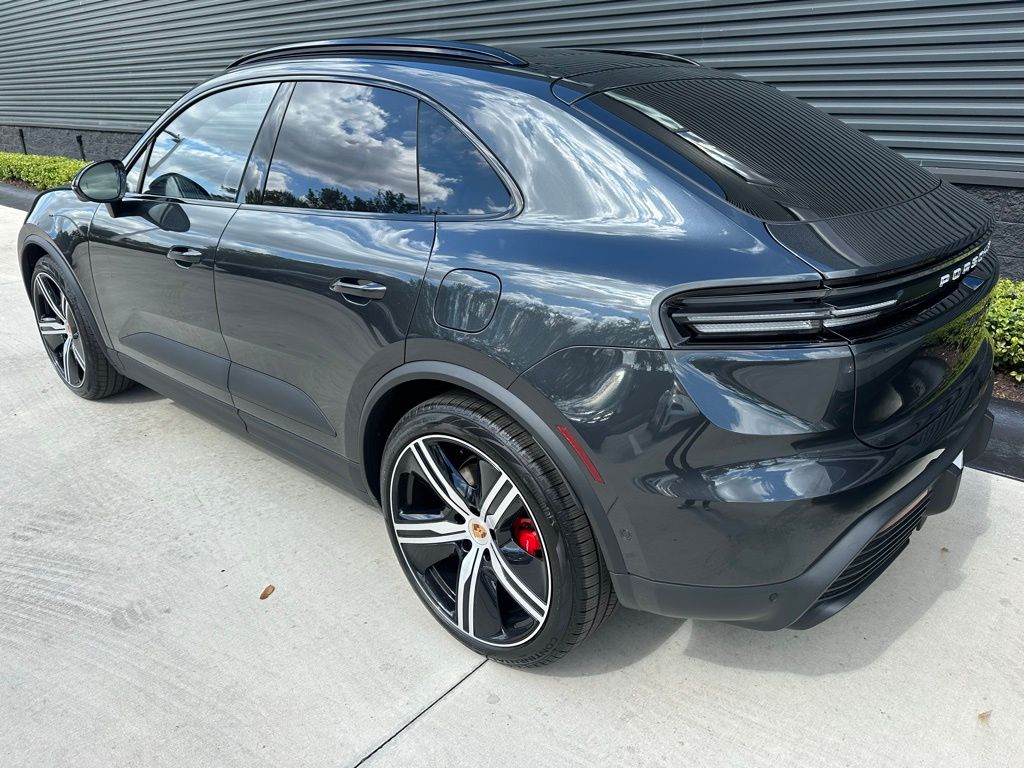 Thumbnail: 2026 Porsche Macan - 3